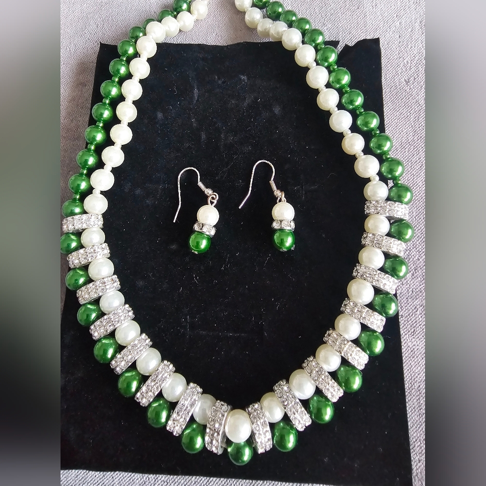 Elegant Green and White Pearl Necklace Set